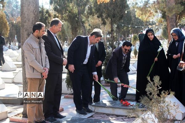 غبار روبی مزار شهدا به مناسبت دهه فجر در ارومیه