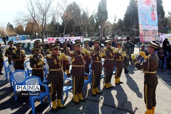 غبار روبی مزار شهدا به مناسبت دهه فجر در ارومیه