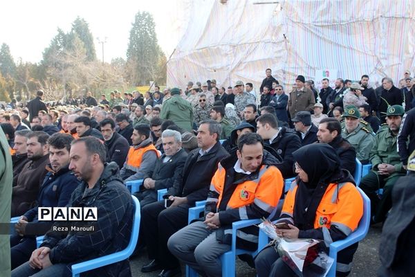 غبار روبی مزار شهدا به مناسبت دهه فجر در ارومیه