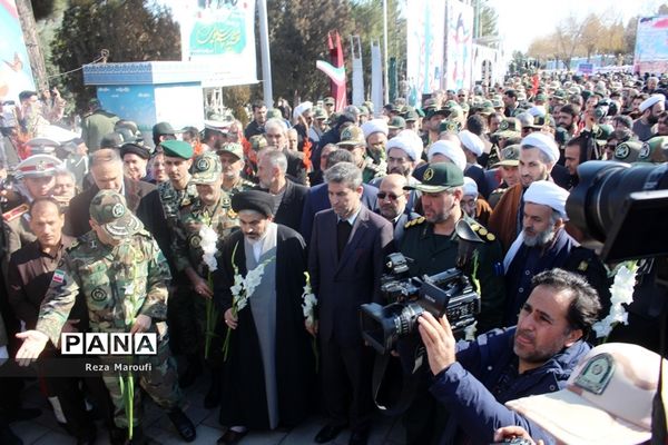 غبار روبی مزار شهدا به مناسبت دهه فجر در ارومیه