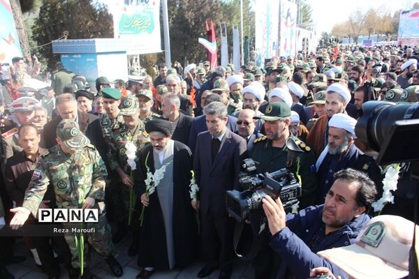 غبار روبی مزار شهدا به مناسبت دهه فجر در ارومیه