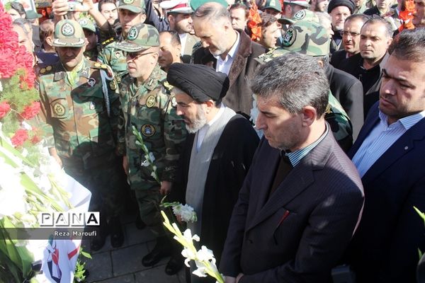 غبار روبی مزار شهدا به مناسبت دهه فجر در ارومیه