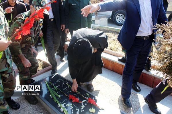 غبار روبی مزار شهدا به مناسبت دهه فجر در ارومیه