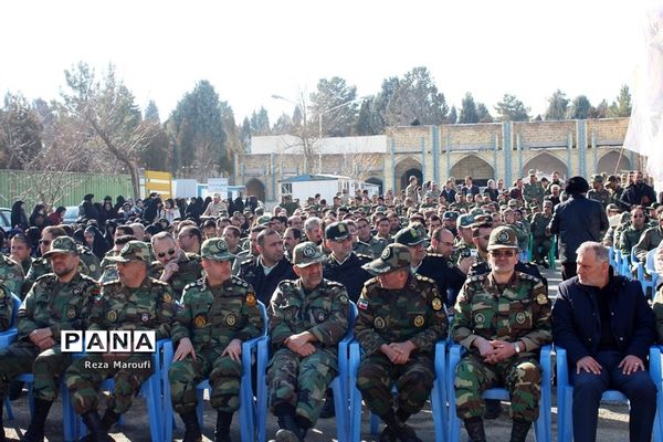 غبار روبی مزار شهدا به مناسبت دهه فجر در ارومیه