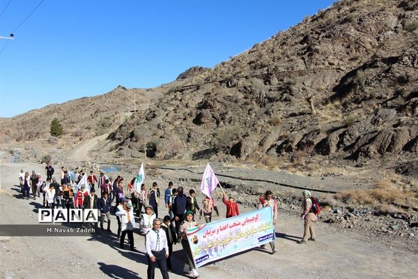 کوهپیمایی پیشتازان سازمان دانش آموزی استان خراسان جنوبی