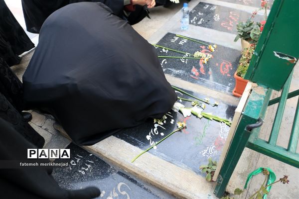 غبار روبی و عطر افشانی مزار شهدا به مناسبت دهه فجر منطقه یک