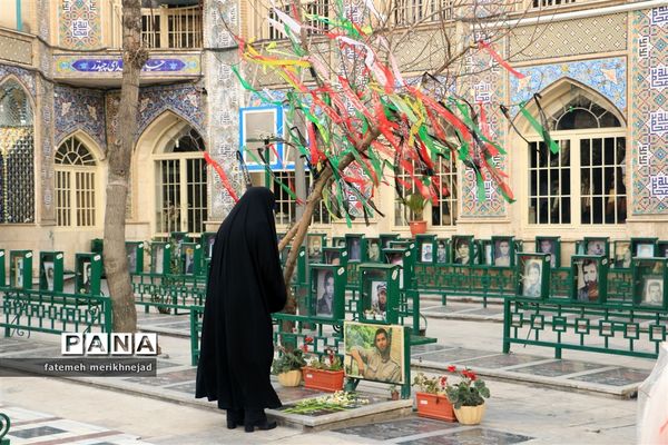 غبار روبی و عطر افشانی مزار شهدا به مناسبت دهه فجر منطقه یک