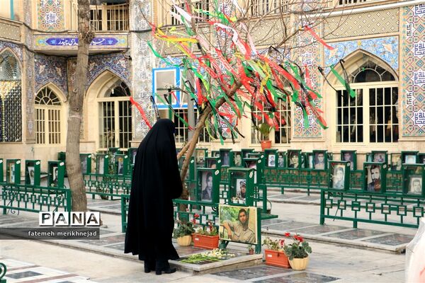 غبار روبی و عطر افشانی مزار شهدا به مناسبت دهه فجر منطقه یک