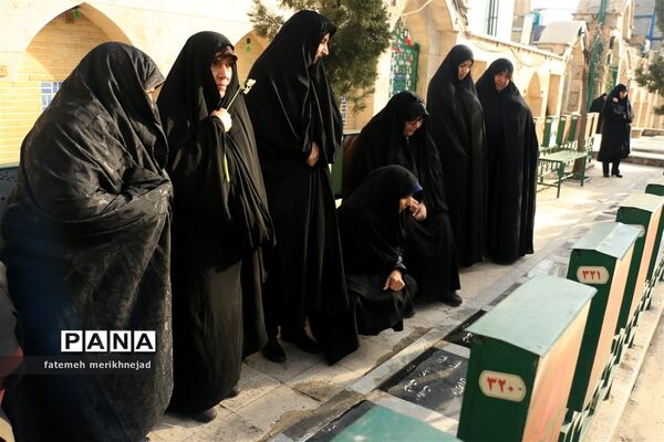غبار روبی و عطر افشانی مزار شهدا به مناسبت دهه فجر منطقه یک