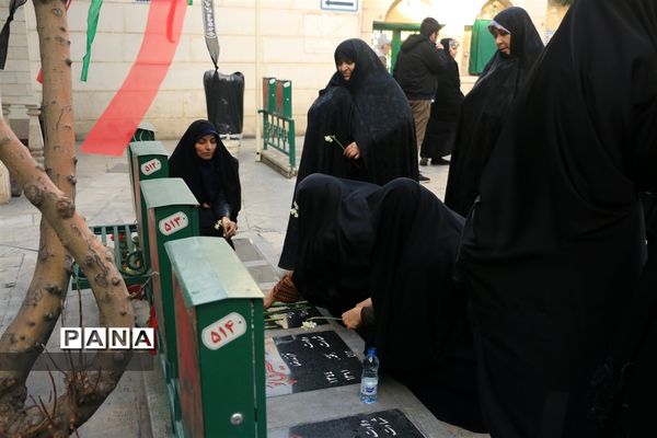 غبار روبی و عطر افشانی مزار شهدا به مناسبت دهه فجر منطقه یک