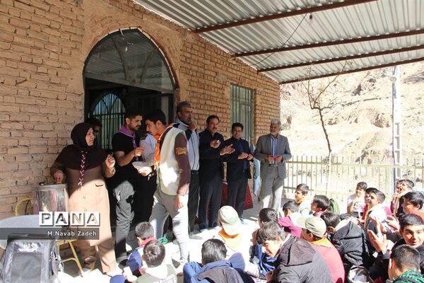 اهدای جوایز پیشتازان برتر سازمان دانش آموزی خراسان جنوبی