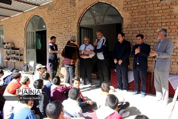 اهدای جوایز پیشتازان برتر سازمان دانش آموزی خراسان جنوبی