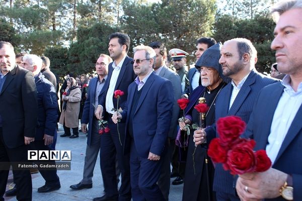 چهاردهمین آیین ملی عطر افشانی و گلباران مزار شهدای ادیان توحیدی