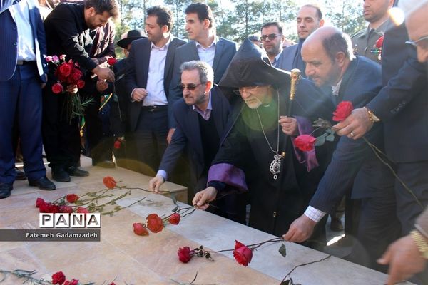 چهاردهمین آیین ملی عطر افشانی و گلباران مزار شهدای ادیان توحیدی