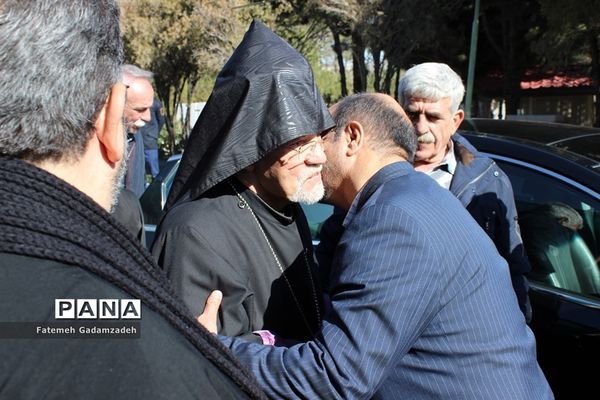 چهاردهمین آیین ملی عطر افشانی و گلباران مزار شهدای ادیان توحیدی