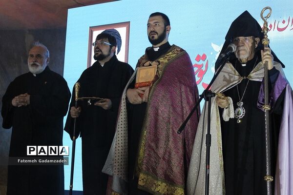 چهاردهمین آیین ملی عطر افشانی و گلباران مزار شهدای ادیان توحیدی