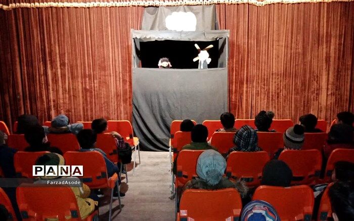 دانش آموزان از نمایش برتر استان در کانون پرورش فکری کودکان ونوجوانان کاشمربازدید کردند