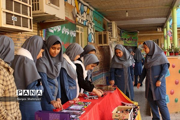 افتتاح جشنواره ایده های کار آفرینی در دبیرستان دخترانه تشکیلاتی پاینده اهواز