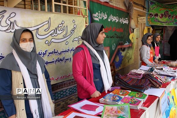 افتتاح جشنواره ایده های کار آفرینی در دبیرستان دخترانه تشکیلاتی پاینده اهواز