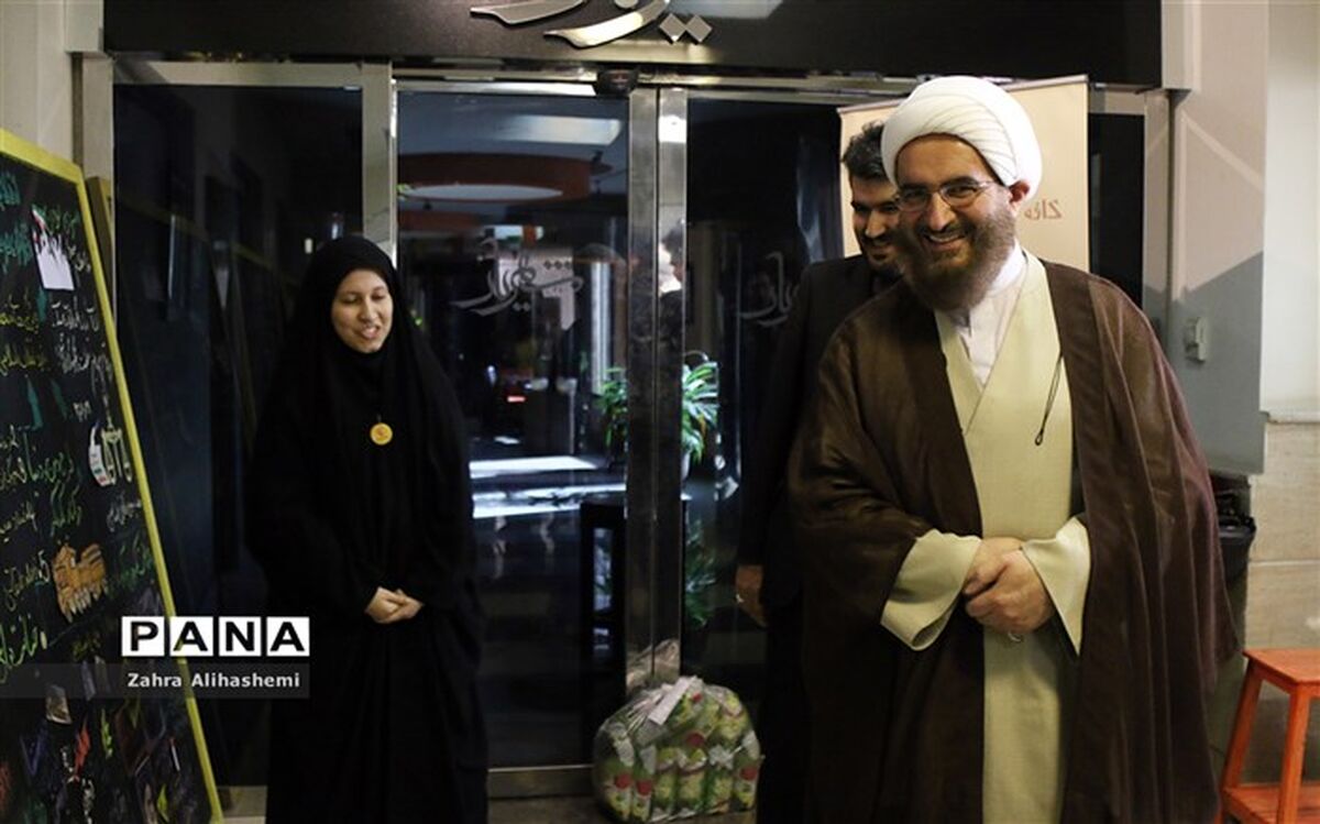حاج علی اکبری: کتاب «آن مرد با باران می آید» خانواده‌محور، مدرسه‌محور و مسجدمحور  است