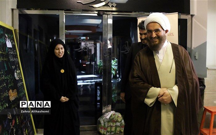 حاج علی اکبری: کتاب «آن مرد با باران می آید» خانواده‌محور، مدرسه‌محور و مسجدمحور  است