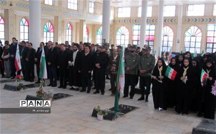 ادای احترام دانش آموزان دبیرستان مکتبی به شهدا