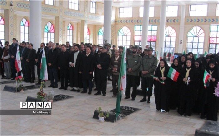 ادای احترام دانش آموزان دبیرستان مکتبی به شهدا