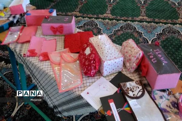 نمایشگاه دست ساخته‌های دانش آموزان  دین و دانش  ابرکوه