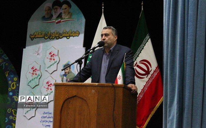 دانش آموزان و معلمان، ادامه‌دهنده راه شهدا باشند