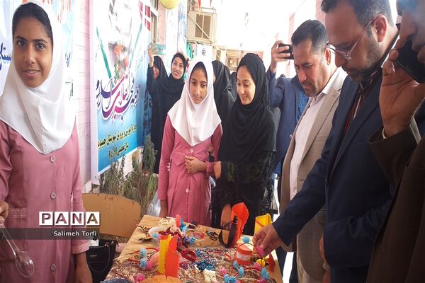 جشنواره صنایع دستی و غذاهای سنتی به میزبانی هنرستان کاردانش طوبی در شهرستان حمیدیه