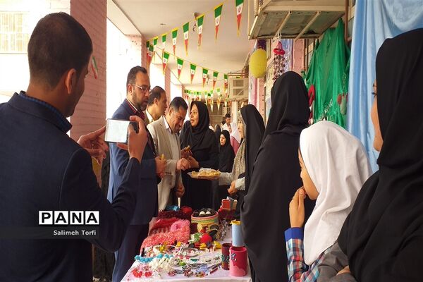 جشنواره صنایع دستی و غذاهای سنتی به میزبانی هنرستان کاردانش طوبی در شهرستان حمیدیه