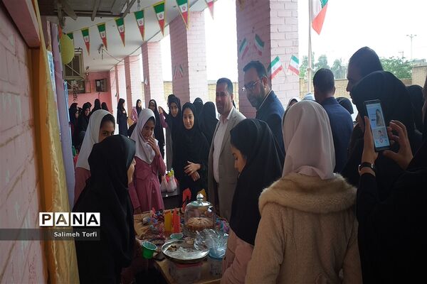 جشنواره صنایع دستی و غذاهای سنتی به میزبانی هنرستان کاردانش طوبی در شهرستان حمیدیه