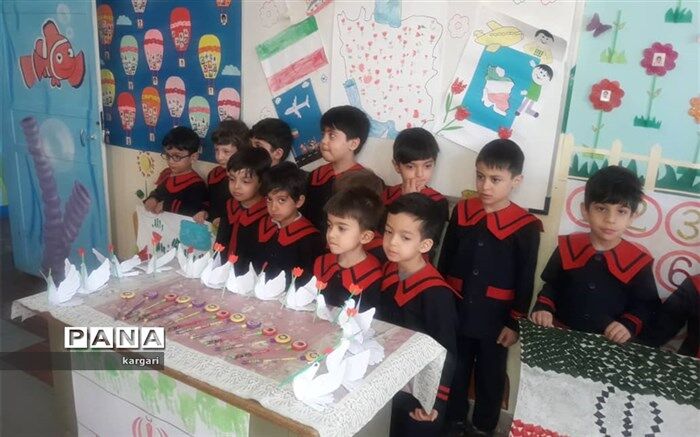 برگزاری جشن دهه فجر جوانه های کانون شهید رجایی منطقه12