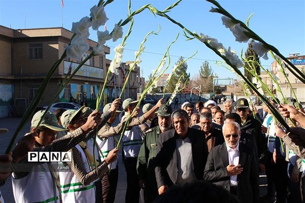 نواختن زنگ انقلاب