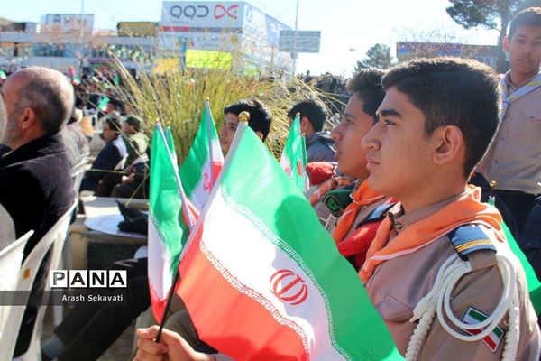 تجدید پیمان مردم شهرستان بیرجند با سالگرد اولین روز ورود امام خمینی