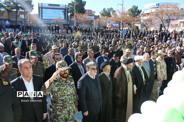 تجدید پیمان مردم شهرستان بیرجند با سالگرد اولین روز ورود امام خمینی