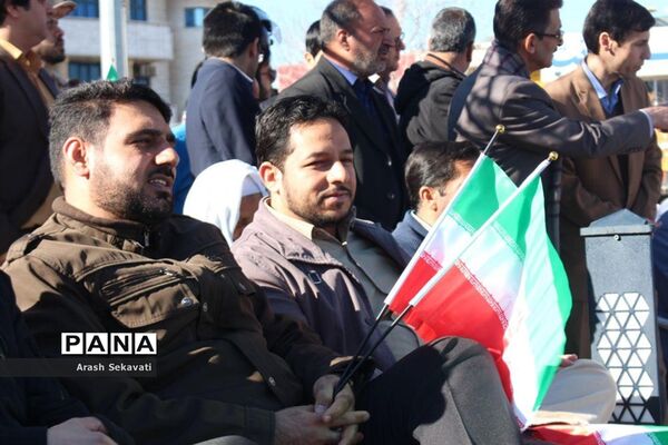 تجدید پیمان مردم شهرستان بیرجند با سالگرد اولین روز ورود امام خمینی