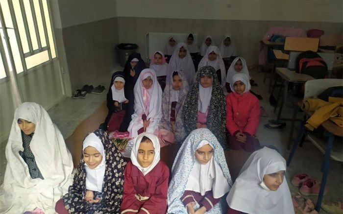 برگزاری نماز جماعت در یزد با دانش آموزان سر کلاس