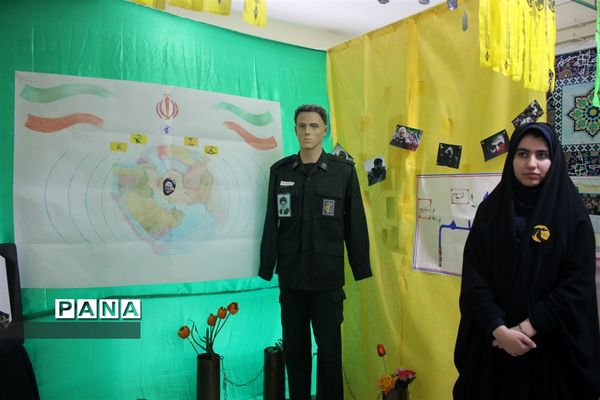 افتتاح نمایشگاه مدرسه انقلاب در آموزشگاه دخترانه شاهد نجابت