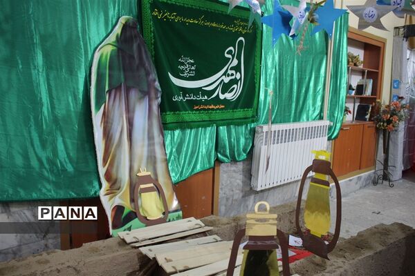 افتتاح نمایشگاه مدرسه انقلاب در آموزشگاه دخترانه شاهد نجابت