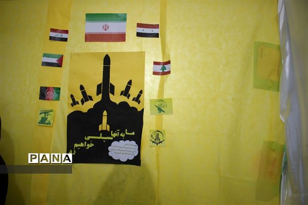 افتتاح نمایشگاه مدرسه انقلاب در آموزشگاه دخترانه شاهد نجابت