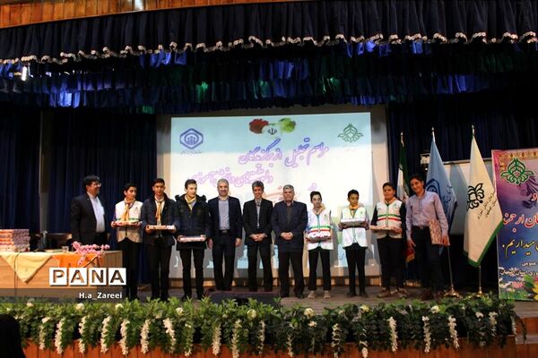 تجلیل از برگزیدگان دلنوشته دانش‌آموزی سومین دوره بازدید از تامین اجتماعی