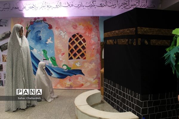 برگزاری نمایشگاه مدرسه انقلاب در دبیرستان دخترانه علمی همدان
