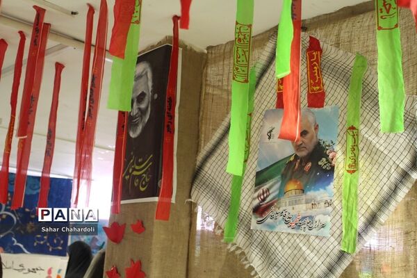 برگزاری نمایشگاه مدرسه انقلاب در دبیرستان دخترانه علمی همدان