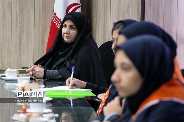 دیدار منتخبین تشکل‌های دانش آموزی با بخشدار چهاردانگه