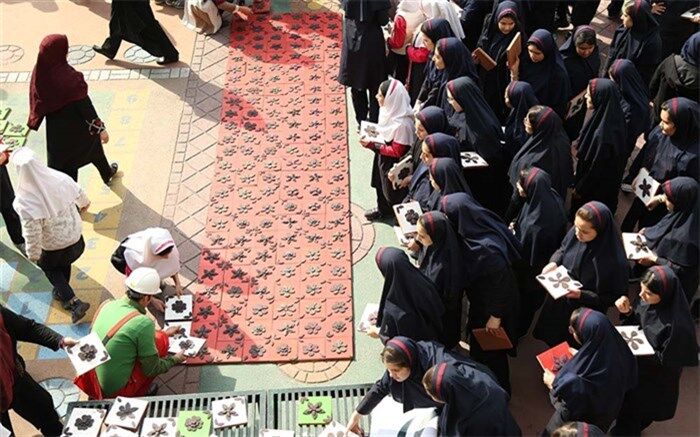 ساخت بزرگترین پرچم سفالی  نقش برجسته ی جهان توسط دانش‌آموزان منطقه۱
