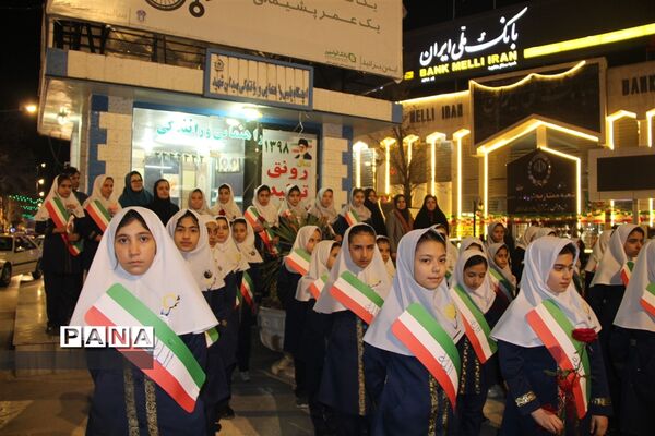 اجرای سرود خیابانی توسط دانش‌آموزان شهرستان بجنورد