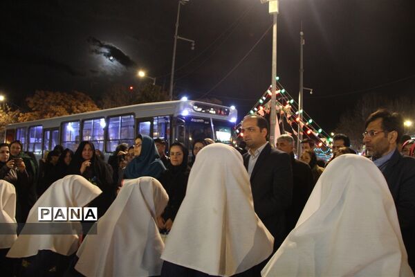 اجرای سرود خیابانی توسط دانش‌آموزان شهرستان بجنورد