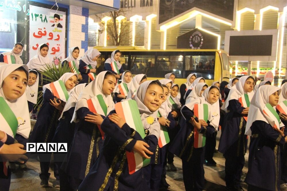 اجرای سرود خیابانی توسط دانش‌آموزان شهرستان بجنورد