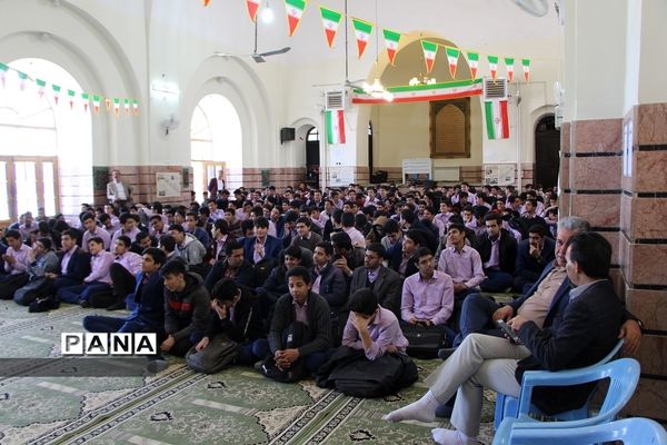 برپایی جشن انقلاب  در دبیرستان ماندگار ایرانشهر